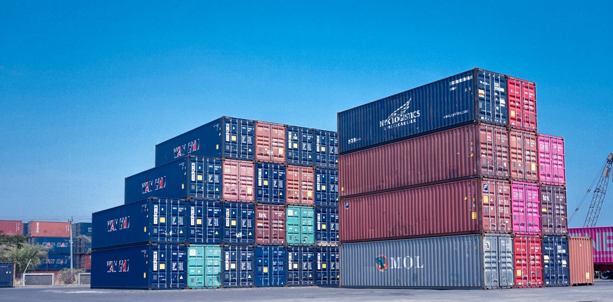 Conteneurs maritimes empilés sur un terminal portuaire