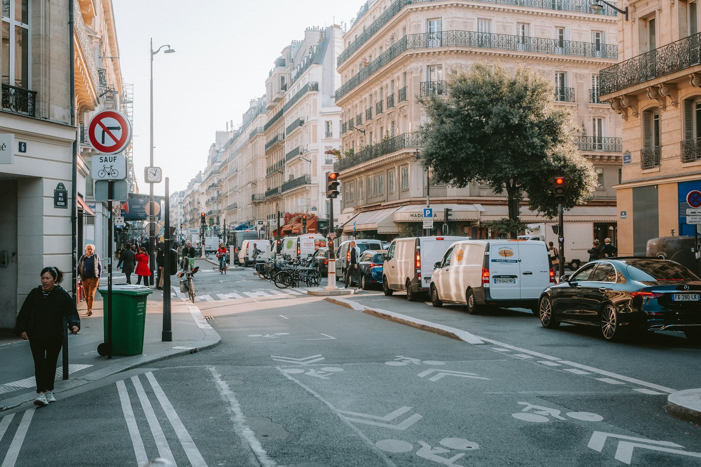 Fourgons de livraison blancs dans une rue parisienne, en tournée