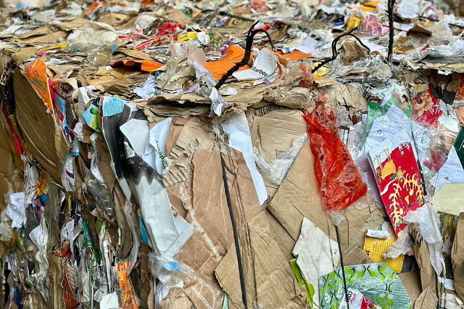 Chaîne de tri de déchets recyclables, ballots de carton et de plastique compactés