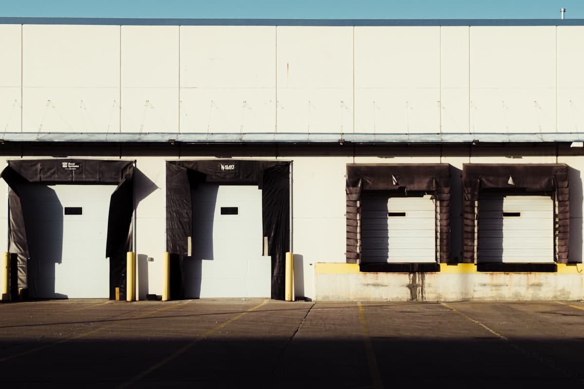 Quais de chargement d'un entrepôt logistique, portes sectionnelles et butoirs