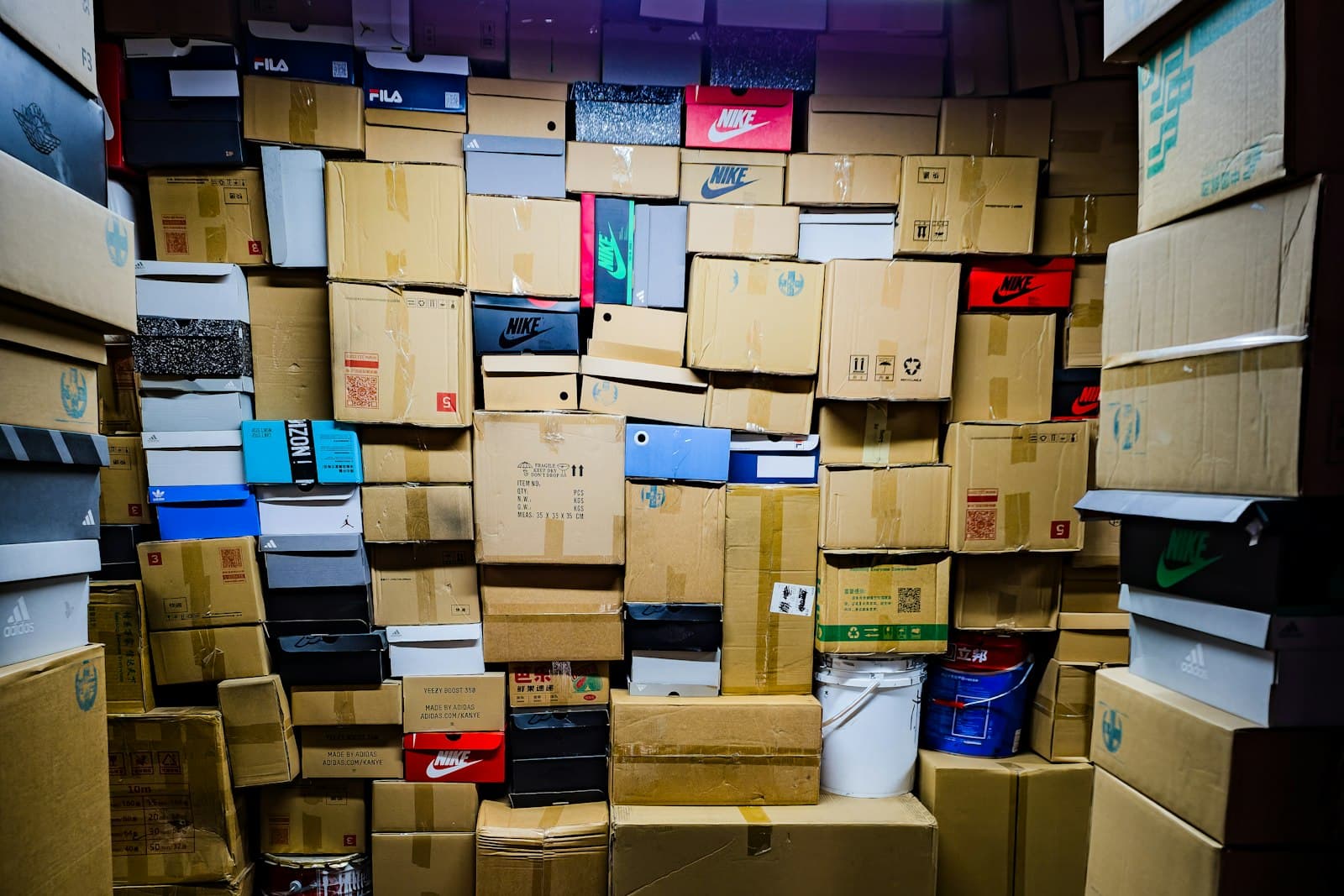 Local professionnel en cours de débarras, cartons et mobilier regroupés pour enlèvement