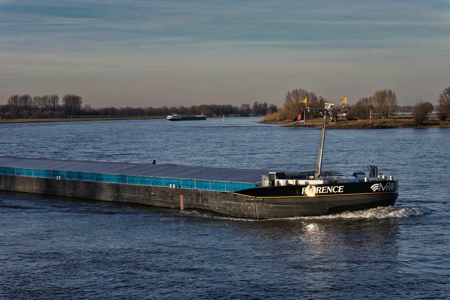 Péniche de transport fluvial naviguant sur un fleuve