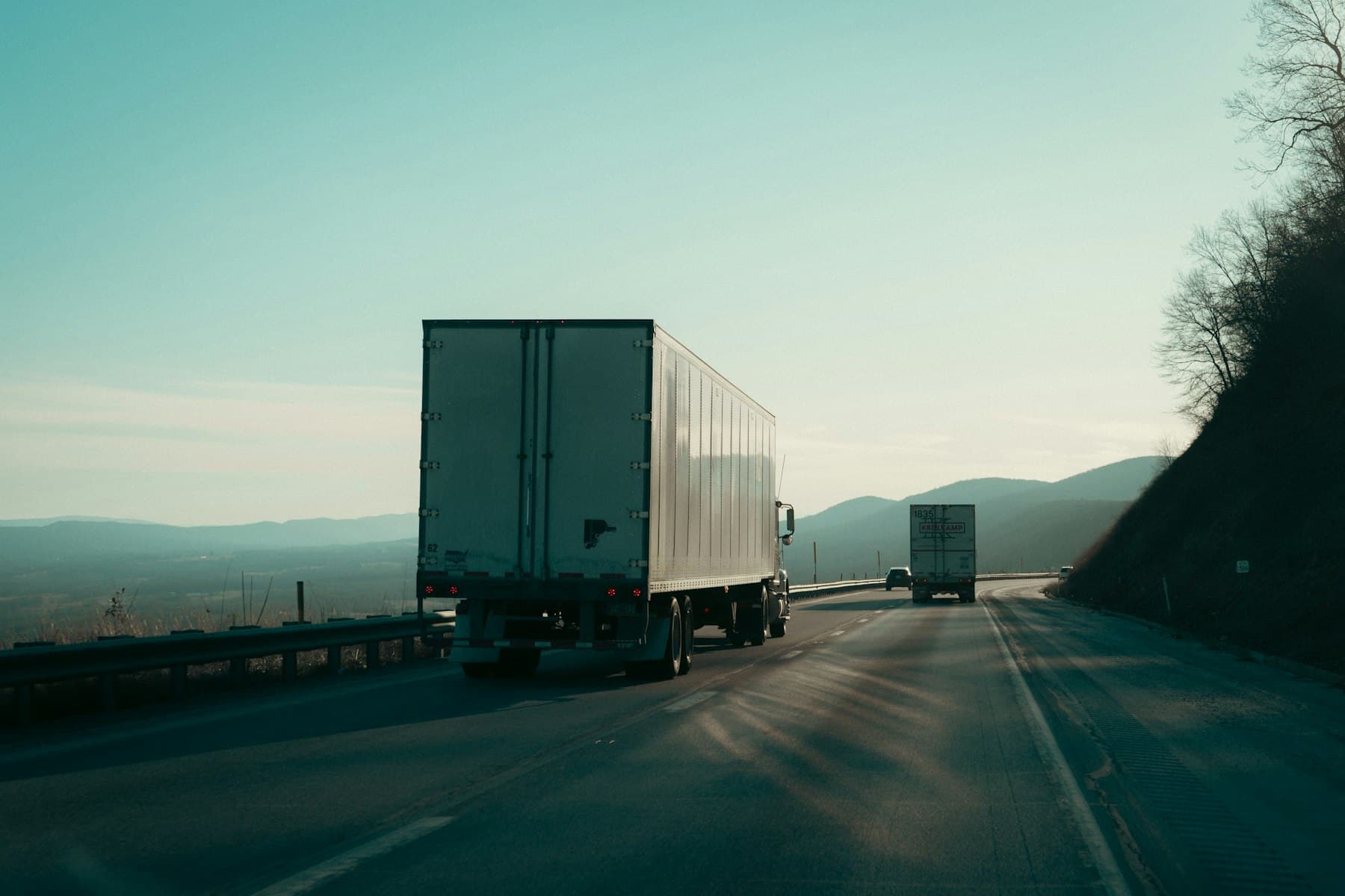 Poids lourd de fret sur une autoroute européenne