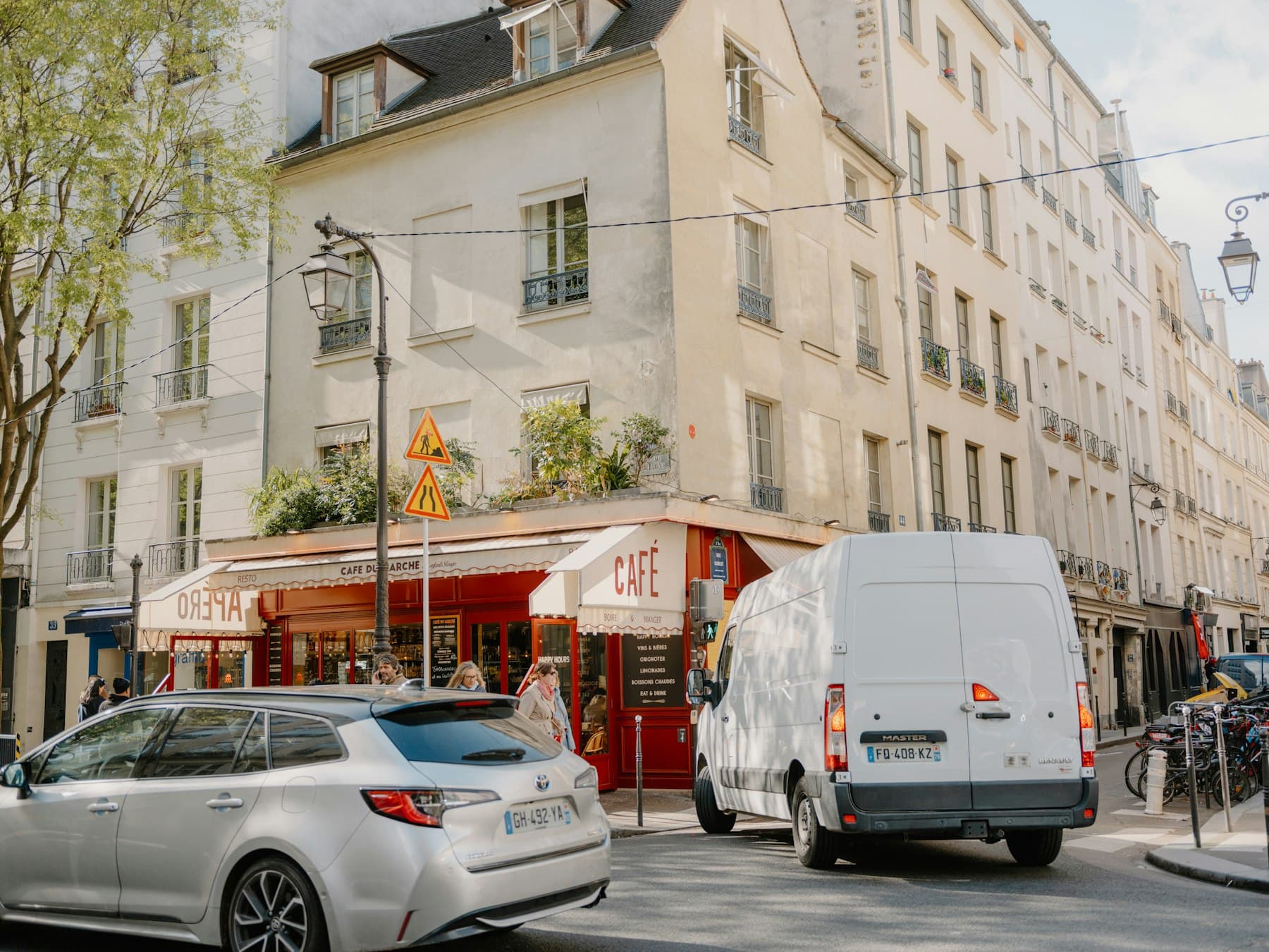 Fourgon 20 m³ à hayon en livraison dans une rue parisienne, façades haussmanniennes